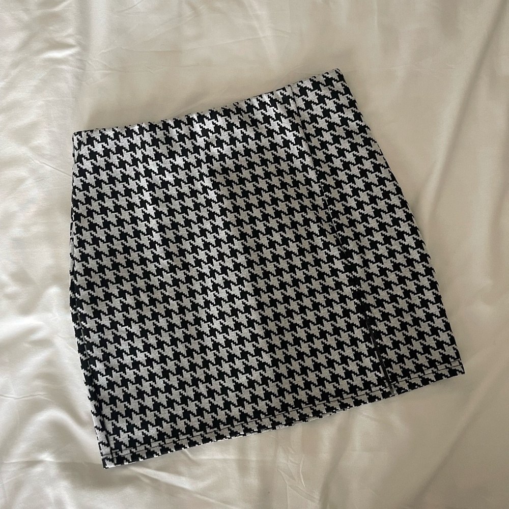 Mini skirt with slit